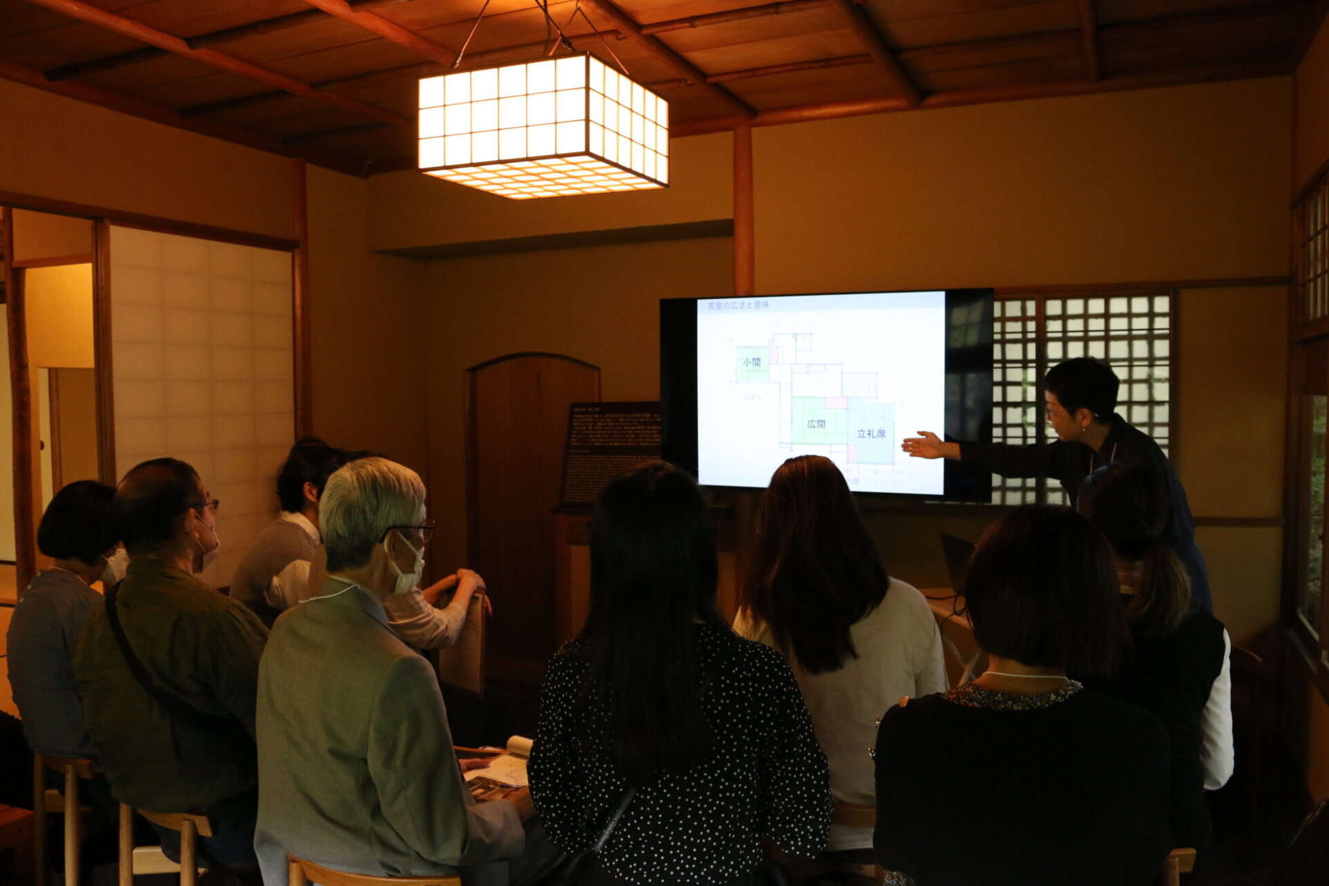 講師の小沢氏が茶室「光華」について説明している様子。